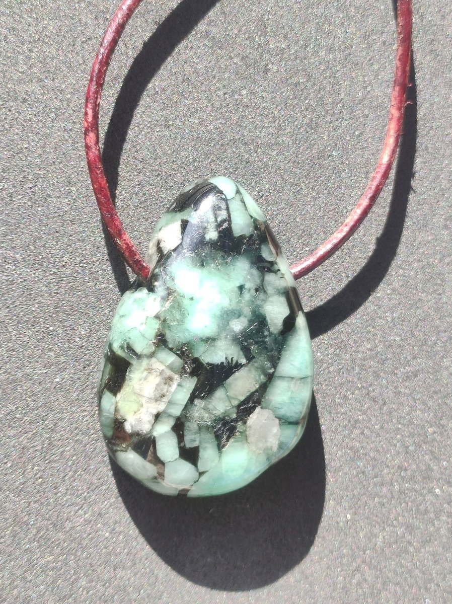 Smaragd / Emerald Edelstein Kette grün schwarz Natur HIPPIE GOA Boho Ethno Heilstein Kristalle Schmuck Anhänger Mann Frau Geschenk Er Sie - Art of Nature Berlin