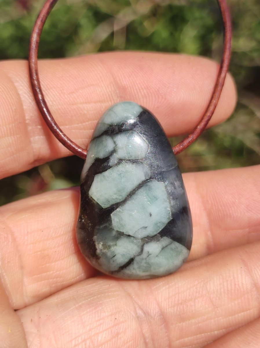 Smaragd / Emerald Edelstein Kette grün schwarz Natur HIPPIE GOA Boho Ethno Heilstein Kristalle Schmuck Anhänger Mann Frau Geschenk Er Sie - Art of Nature Berlin