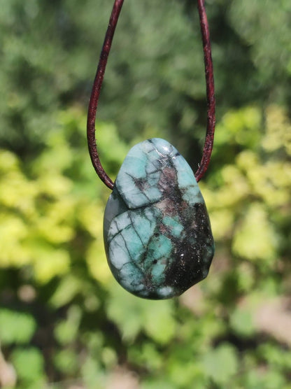 Smaragd / Emerald Edelstein Kette grün schwarz Natur HIPPIE GOA Boho Ethno Heilstein Kristalle Schmuck Anhänger Mann Frau Geschenk Er Sie - Art of Nature Berlin