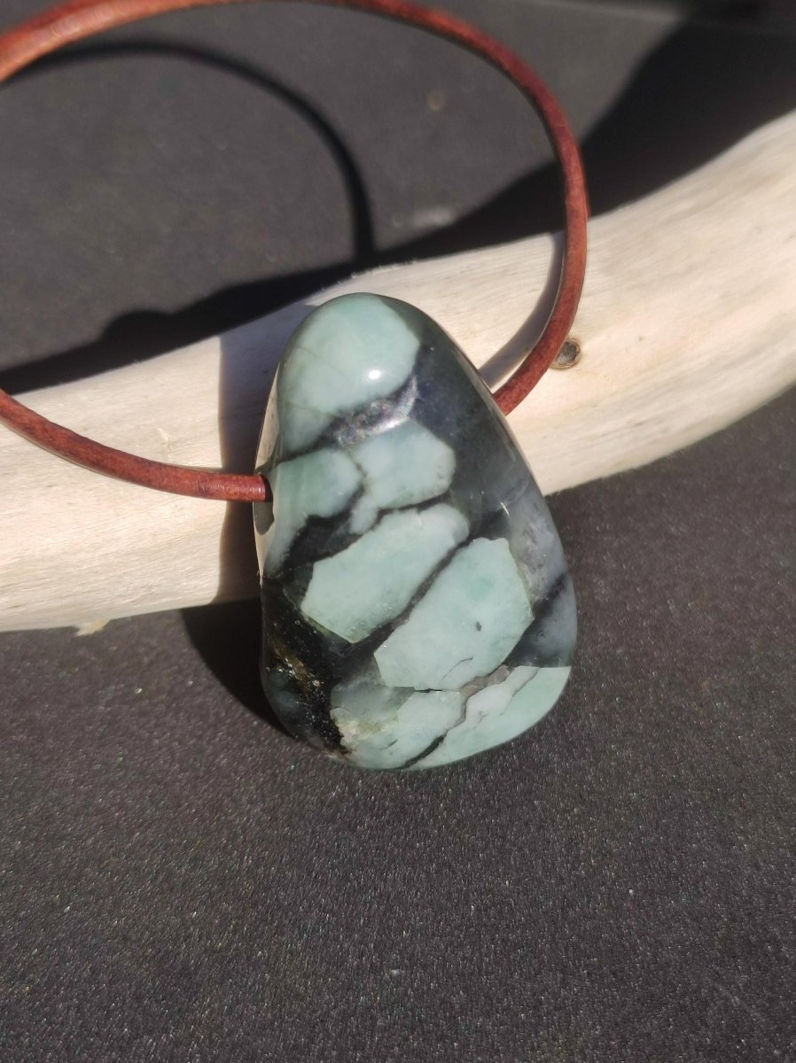 Smaragd / Emerald Edelstein Kette grün schwarz Natur HIPPIE GOA Boho Ethno Heilstein Kristalle Schmuck Anhänger Mann Frau Geschenk Er Sie - Art of Nature Berlin