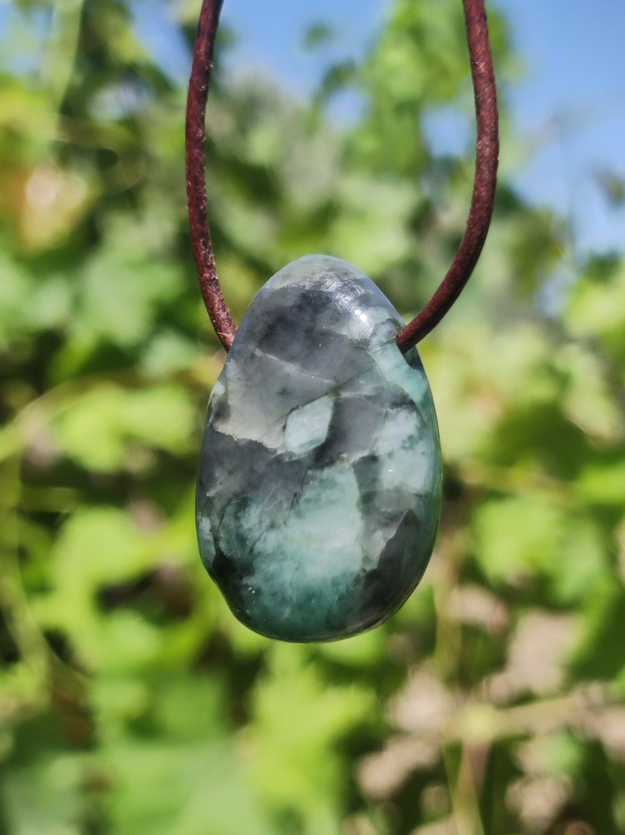 Smaragd / Emerald Edelstein Kette grün schwarz Natur HIPPIE GOA Boho Ethno Heilstein Kristalle Schmuck Anhänger Mann Frau Geschenk Er Sie - Art of Nature Berlin