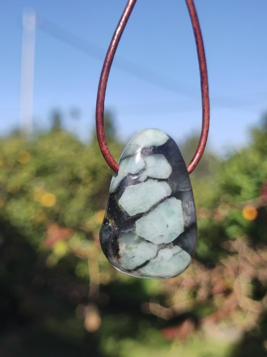 Smaragd / Emerald Edelstein Kette grün schwarz Natur HIPPIE GOA Boho Ethno Heilstein Kristalle Schmuck Anhänger Mann Frau Geschenk Er Sie - Art of Nature Berlin