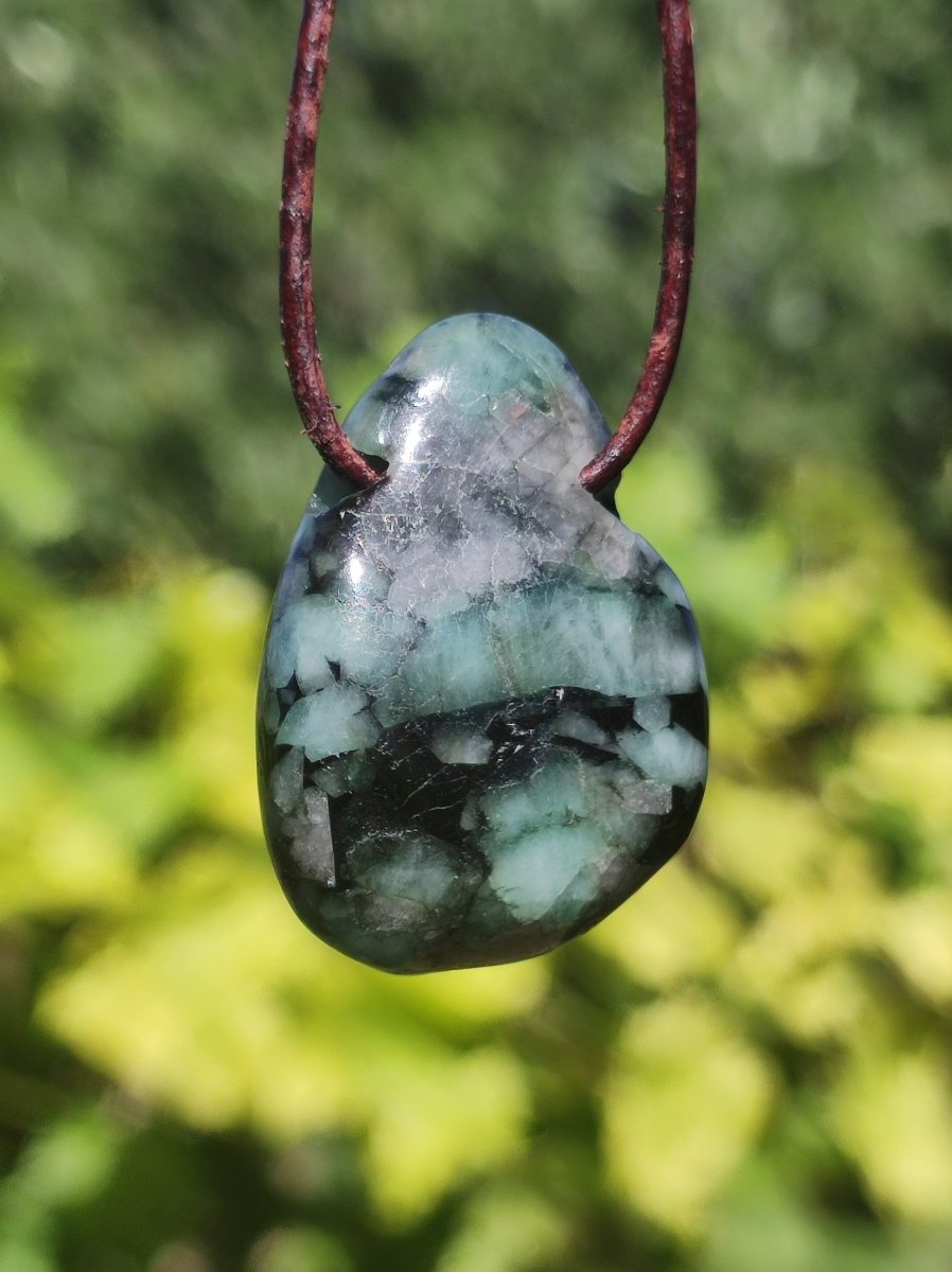 Smaragd / Emerald Edelstein Kette grün schwarz Natur HIPPIE GOA Boho Ethno Heilstein Kristalle Schmuck Anhänger Mann Frau Geschenk Er Sie - Art of Nature Berlin