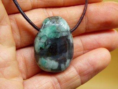 Smaragd / Emerald Edelstein Kette grün schwarz Natur HIPPIE GOA Boho Ethno Heilstein Kristalle Schmuck Anhänger Mann Frau Geschenk Er Sie - Art of Nature Berlin