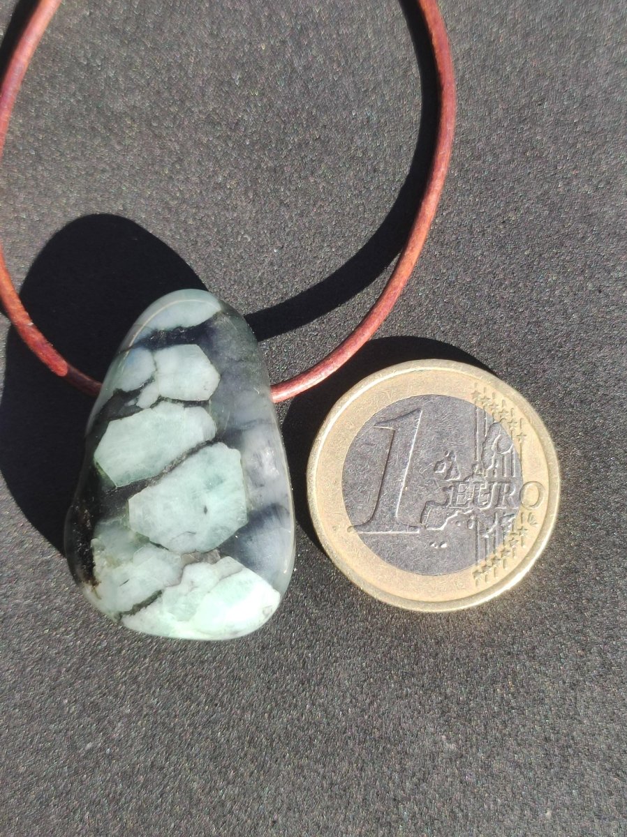 Smaragd / Emerald Edelstein Kette grün schwarz Natur HIPPIE GOA Boho Ethno Heilstein Kristalle Schmuck Anhänger Mann Frau Geschenk Er Sie - Art of Nature Berlin