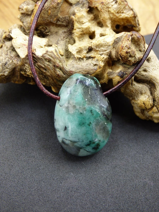 Smaragd / Emerald Edelstein Kette grün schwarz Natur HIPPIE GOA Boho Ethno Heilstein Kristalle Schmuck Anhänger Mann Frau Geschenk Er Sie - Art of Nature Berlin