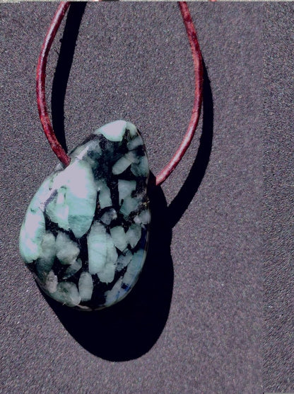 Smaragd / Emerald Edelstein Kette grün schwarz Natur HIPPIE GOA Boho Ethno Heilstein Kristalle Schmuck Anhänger Mann Frau Geschenk Er Sie - Art of Nature Berlin