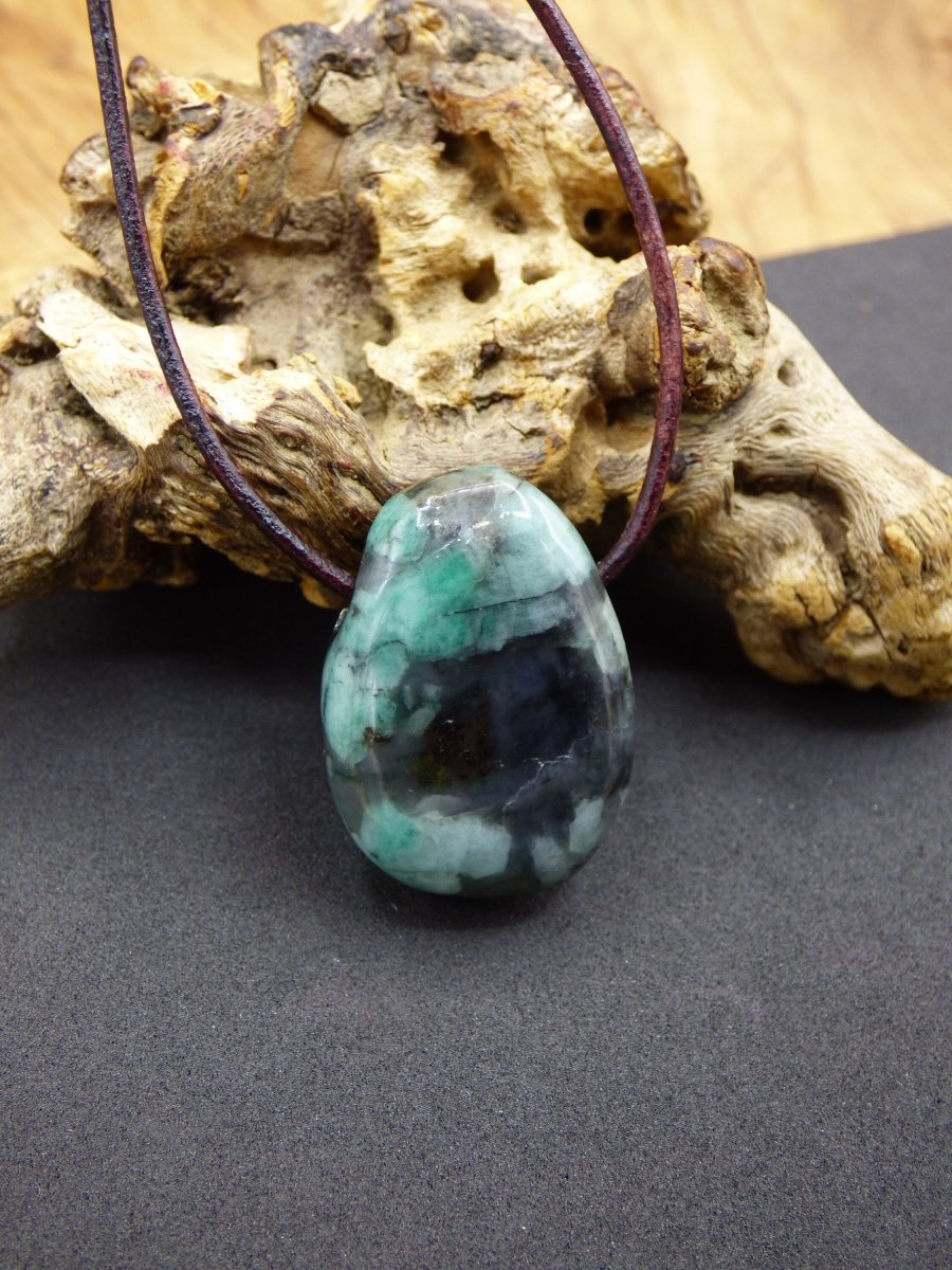 Smaragd / Emerald Edelstein Kette grün schwarz Natur HIPPIE GOA Boho Ethno Heilstein Kristalle Schmuck Anhänger Mann Frau Geschenk Er Sie - Art of Nature Berlin