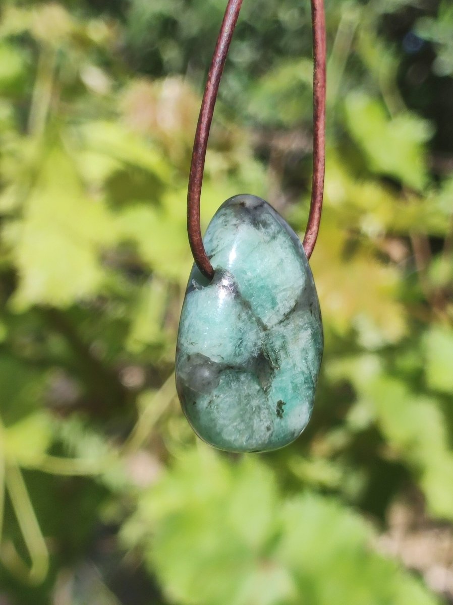 Smaragd / Emerald Edelstein Kette grün schwarz Natur HIPPIE GOA Boho Ethno Heilstein Kristalle Schmuck Anhänger Mann Frau Geschenk Er Sie - Art of Nature Berlin