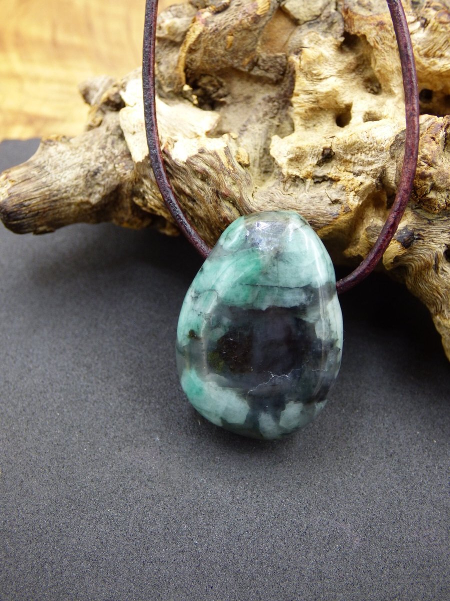 Smaragd / Emerald Edelstein Kette grün schwarz Natur HIPPIE GOA Boho Ethno Heilstein Kristalle Schmuck Anhänger Mann Frau Geschenk Er Sie - Art of Nature Berlin