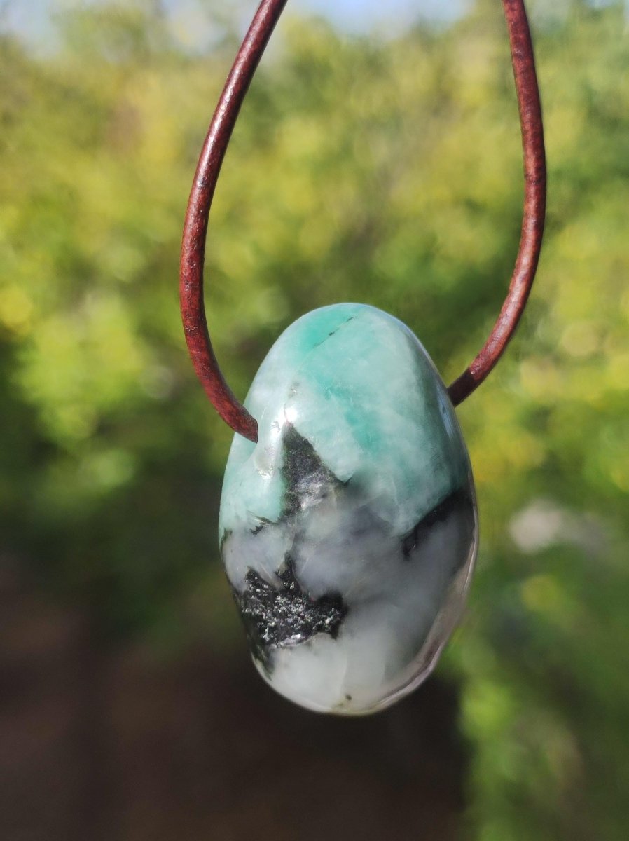 Smaragd / Emerald Edelstein Kette grün schwarz Natur HIPPIE GOA Boho Ethno Heilstein Kristalle Schmuck Anhänger Mann Frau Geschenk Er Sie - Art of Nature Berlin