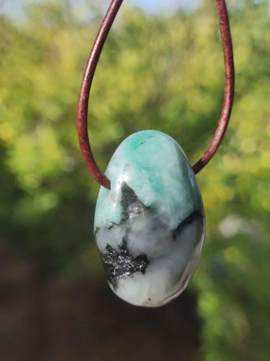 Smaragd / Emerald Edelstein Kette grün schwarz Natur HIPPIE GOA Boho Ethno Heilstein Kristalle Schmuck Anhänger Mann Frau Geschenk Er Sie - Art of Nature Berlin