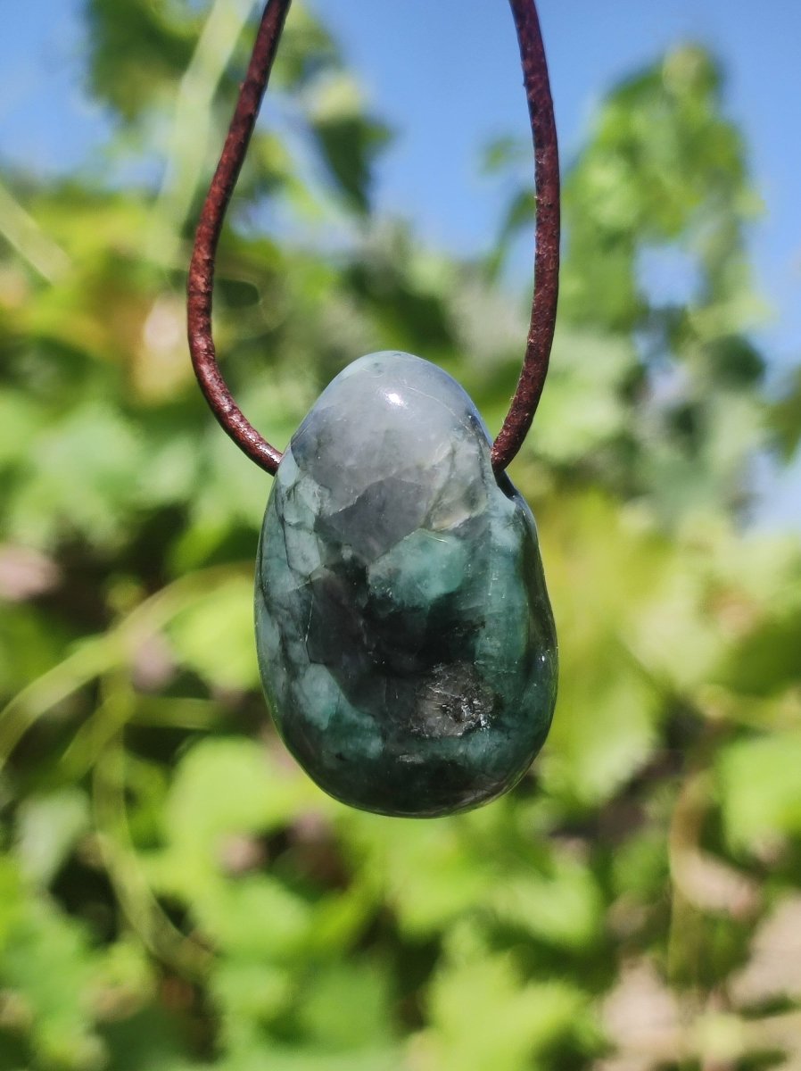 Smaragd / Emerald Edelstein Kette grün schwarz Natur HIPPIE GOA Boho Ethno Heilstein Kristalle Schmuck Anhänger Mann Frau Geschenk Er Sie - Art of Nature Berlin