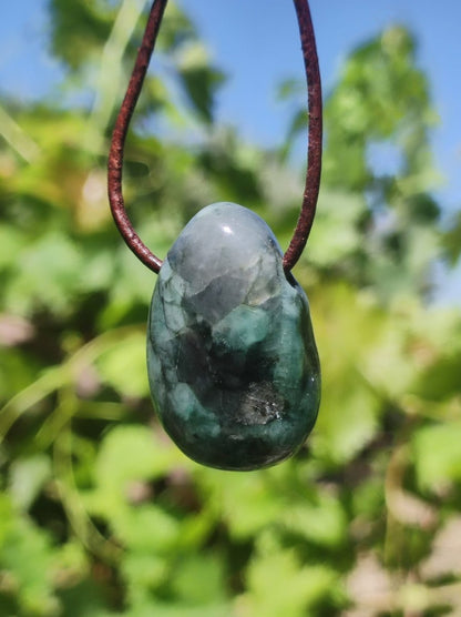 Smaragd / Emerald Edelstein Kette grün schwarz Natur HIPPIE GOA Boho Ethno Heilstein Kristalle Schmuck Anhänger Mann Frau Geschenk Er Sie - Art of Nature Berlin