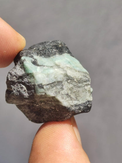 Smaragd / Emerald roh Sammler Stufe Rarität Edelstein Deko Kristall Heilstein Mineral Kollektion Energie Natur Meditation HIPPIE Brasilien - Art of Nature Berlin