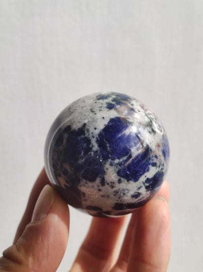 Sodalith - Edelstein Kugel Deko Sphere Massage Kristall Spielkugel Meditation Heilstein Frau Mann Geschenk Er Sie Haus Energie Traum Wohnen - Art of Nature Berlin