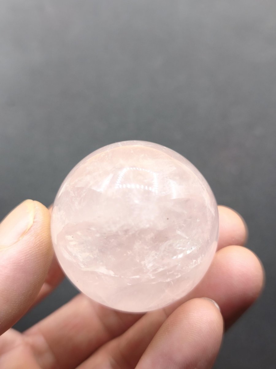 Sternrosenquarz Kugel 40 mm | Rosenquarz mit Regenbogenschimmer & Sterneffekt | Star Rose Quartz | Asterismus Sammler Kugel Kristall Mineral - Art of Nature Berlin