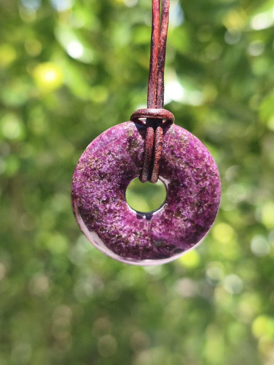 Stichtit ~ Edelstein Donut Kette Pi Scheibe Schutzsymbol Lila violett HIPPIE Chakra Boho Ethno Heilstein Kleidung Festival Purpur Rarität - Art of Nature Berlin