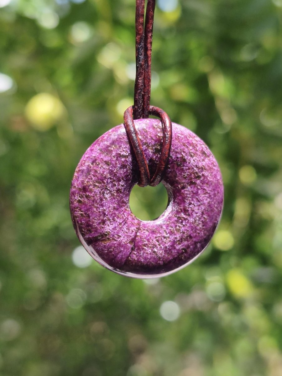 Stichtit ~ Edelstein Donut Kette Pi Scheibe Schutzsymbol Lila violett HIPPIE Chakra Boho Ethno Heilstein Kleidung Festival Purpur Rarität - Art of Nature Berlin