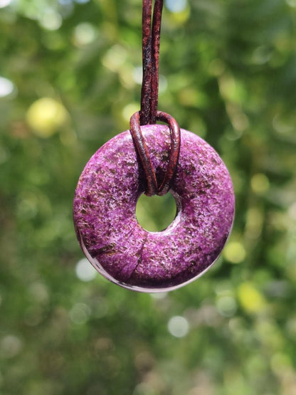 Stichtit ~ Edelstein Donut Kette Pi Scheibe Schutzsymbol Lila violett HIPPIE Chakra Boho Ethno Heilstein Kleidung Festival Purpur Rarität - Art of Nature Berlin