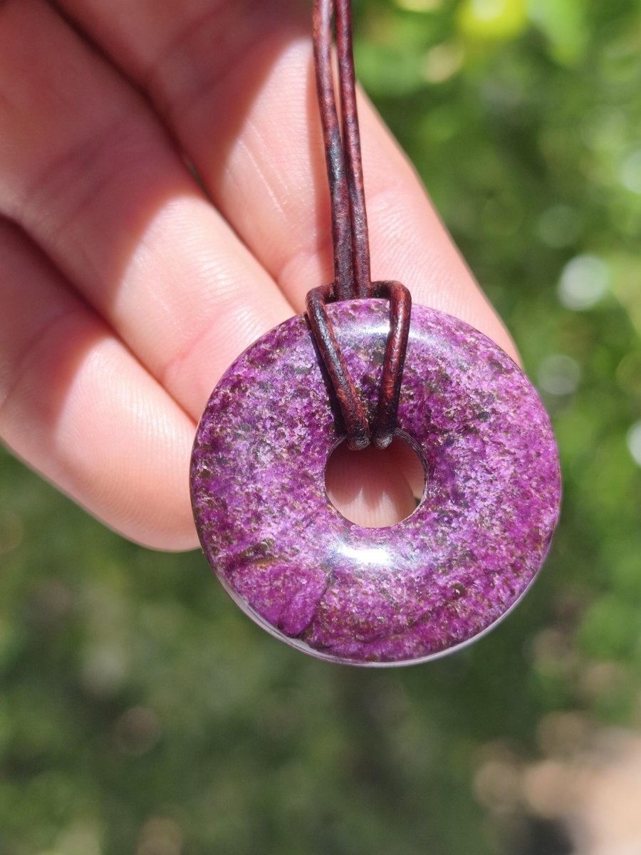 Stichtit ~ Edelstein Donut Kette Pi Scheibe Schutzsymbol Lila violett HIPPIE Chakra Boho Ethno Heilstein Kleidung Festival Purpur Rarität - Art of Nature Berlin