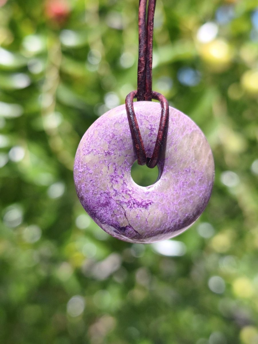 Stichtit ~ Edelstein Donut Kette Pi Scheibe Schutzsymbol Lila violett HIPPIE Chakra Boho Ethno Heilstein Kleidung Festival Purpur Rarität - Art of Nature Berlin