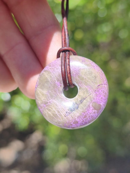 Stichtit ~ Edelstein Donut Kette Pi Scheibe Schutzsymbol Lila violett HIPPIE Chakra Boho Ethno Heilstein Kleidung Festival Purpur Rarität - Art of Nature Berlin