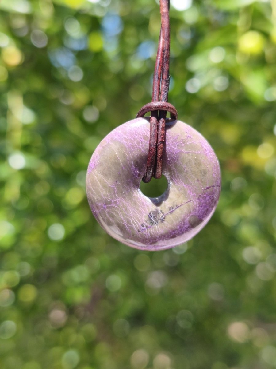 Stichtit ~ Edelstein Donut Kette Pi Scheibe Schutzsymbol Lila violett HIPPIE Chakra Boho Ethno Heilstein Kleidung Festival Purpur Rarität - Art of Nature Berlin