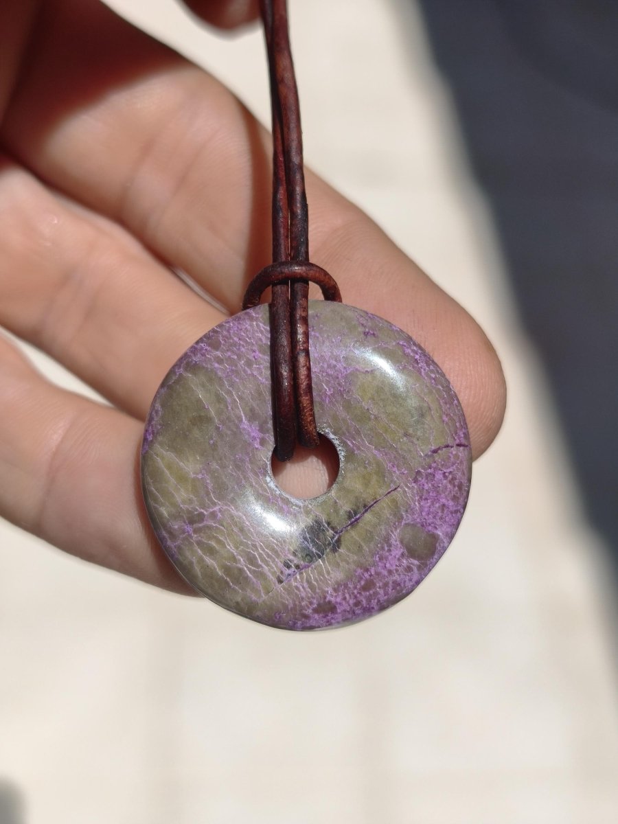 Stichtit ~ Edelstein Donut Kette Pi Scheibe Schutzsymbol Lila violett HIPPIE Chakra Boho Ethno Heilstein Kleidung Festival Purpur Rarität - Art of Nature Berlin