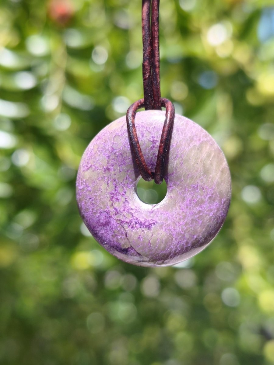 Stichtit ~ Edelstein Donut Kette Pi Scheibe Schutzsymbol Lila violett HIPPIE Chakra Boho Ethno Heilstein Kleidung Festival Purpur Rarität - Art of Nature Berlin