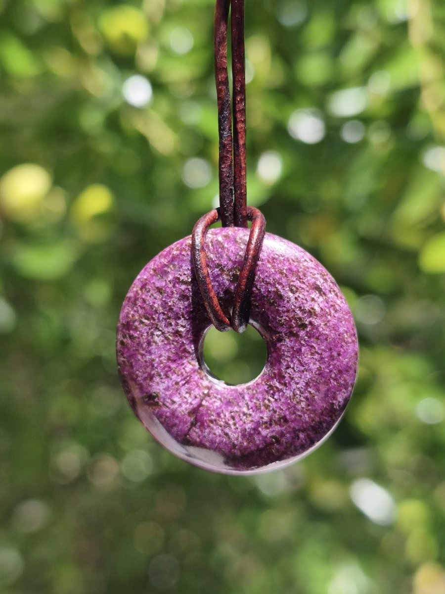 Stichtit ~ Edelstein Donut Kette Pi Scheibe Schutzsymbol Lila violett HIPPIE Chakra Boho Ethno Heilstein Kleidung Festival Purpur Rarität - Art of Nature Berlin