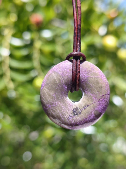 Stichtit ~ Edelstein Donut Kette Pi Scheibe Schutzsymbol Lila violett HIPPIE Chakra Boho Ethno Heilstein Kleidung Festival Purpur Rarität - Art of Nature Berlin