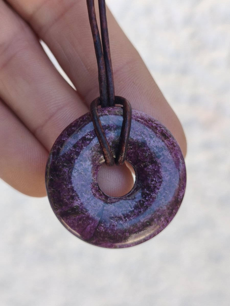 Stichtit ~ Edelstein Donut Kette Pi Scheibe Schutzsymbol Lila violett HIPPIE Chakra Boho Ethno Heilstein Kleidung Festival Purpur Rarität - Art of Nature Berlin