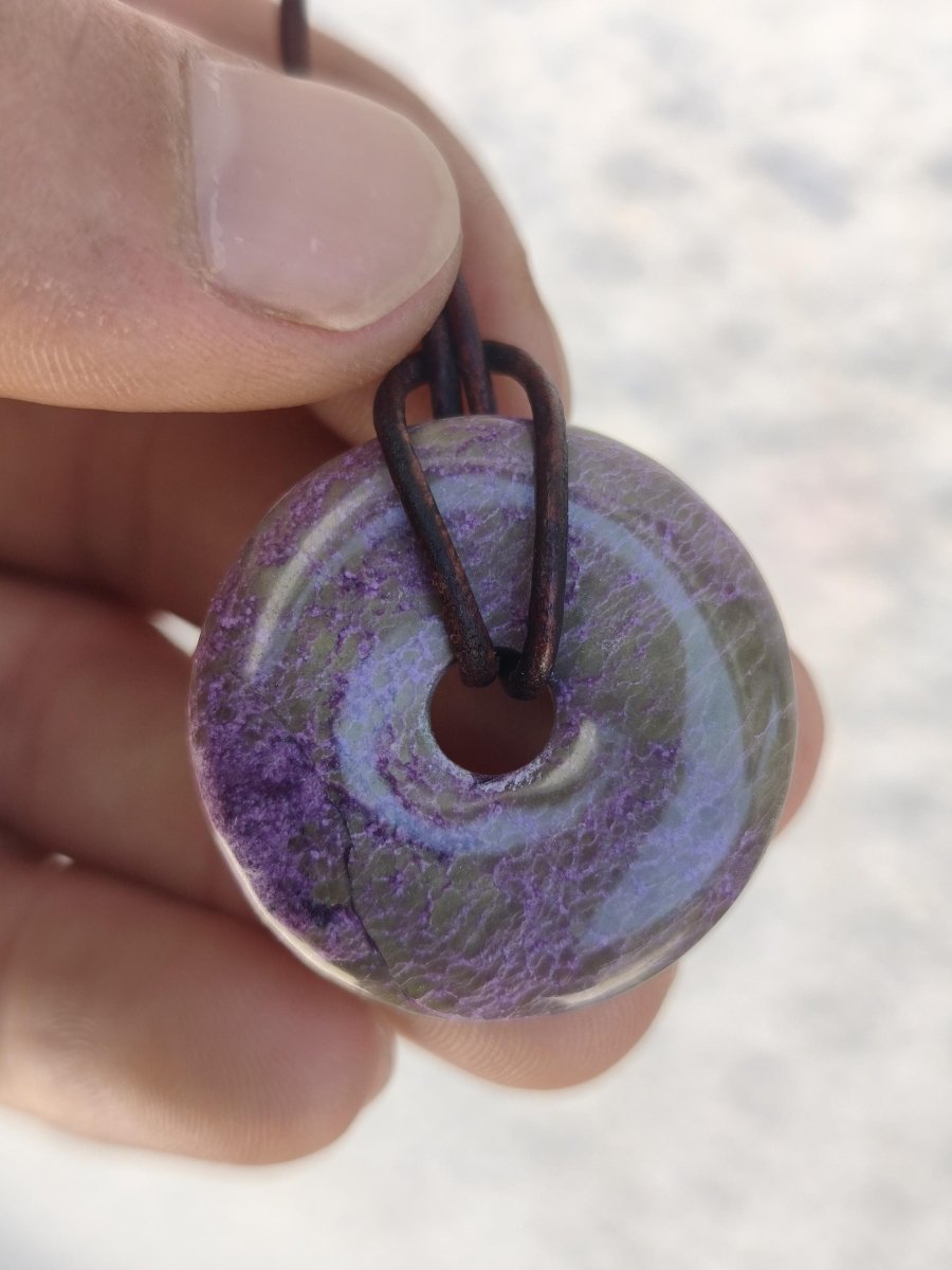 Stichtit ~ Edelstein Donut Kette Pi Scheibe Schutzsymbol Lila violett HIPPIE Chakra Boho Ethno Heilstein Kleidung Festival Purpur Rarität - Art of Nature Berlin