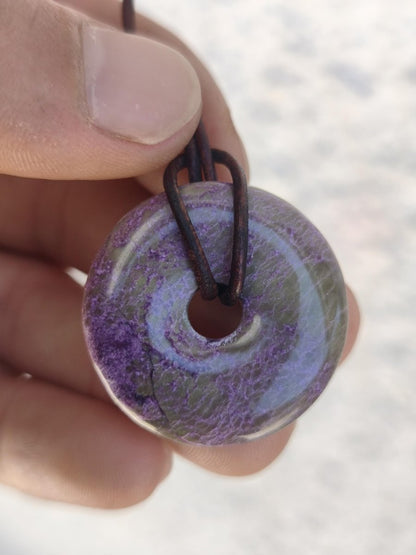 Stichtit ~ Edelstein Donut Kette Pi Scheibe Schutzsymbol Lila violett HIPPIE Chakra Boho Ethno Heilstein Kleidung Festival Purpur Rarität - Art of Nature Berlin