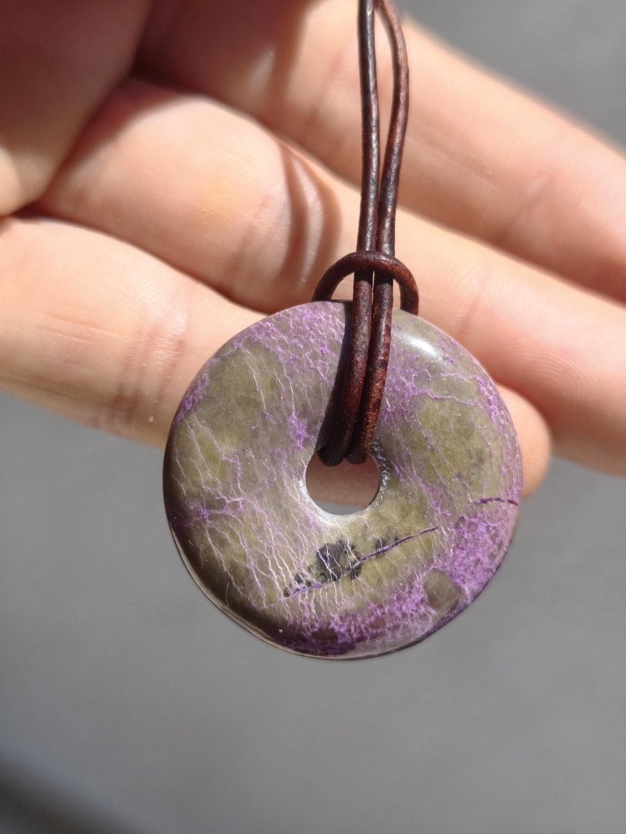 Stichtit ~ Edelstein Donut Kette Pi Scheibe Schutzsymbol Lila violett HIPPIE Chakra Boho Ethno Heilstein Kleidung Festival Purpur Rarität - Art of Nature Berlin