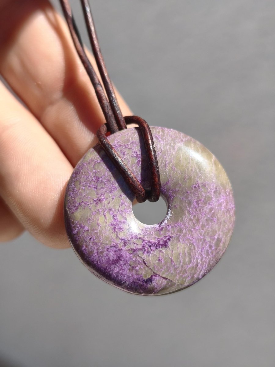 Stichtit ~ Edelstein Donut Kette Pi Scheibe Schutzsymbol Lila violett HIPPIE Chakra Boho Ethno Heilstein Kleidung Festival Purpur Rarität - Art of Nature Berlin