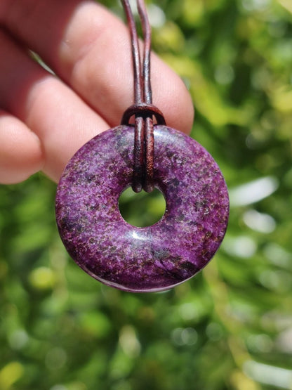 Stichtit ~ Edelstein Donut Kette Pi Scheibe Schutzsymbol Lila violett HIPPIE Chakra Boho Ethno Heilstein Kleidung Festival Purpur Rarität - Art of Nature Berlin