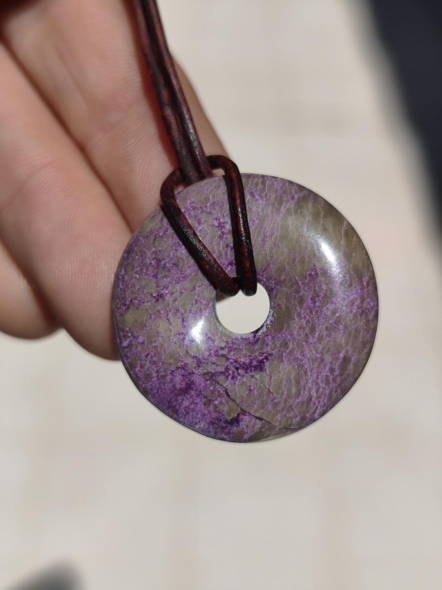 Stichtit ~ Edelstein Donut Kette Pi Scheibe Schutzsymbol Lila violett HIPPIE Chakra Boho Ethno Heilstein Kleidung Festival Purpur Rarität - Art of Nature Berlin