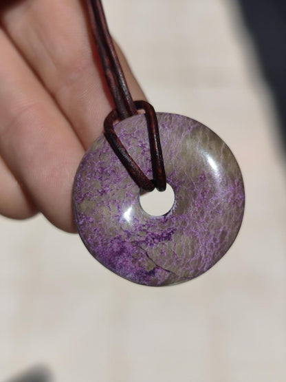 Stichtit ~ Edelstein Donut Kette Pi Scheibe Schutzsymbol Lila violett HIPPIE Chakra Boho Ethno Heilstein Kleidung Festival Purpur Rarität - Art of Nature Berlin