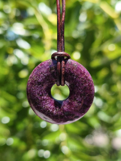 Stichtit ~ Edelstein Donut Kette Pi Scheibe Schutzsymbol Lila violett HIPPIE Chakra Boho Ethno Heilstein Kleidung Festival Purpur Rarität - Art of Nature Berlin