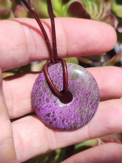 Stichtit ~ Edelstein Donut Kette Pi Scheibe Schutzsymbol Lila violett HIPPIE Chakra Boho Ethno Heilstein Kleidung Festival Purpur Rarität - Art of Nature Berlin