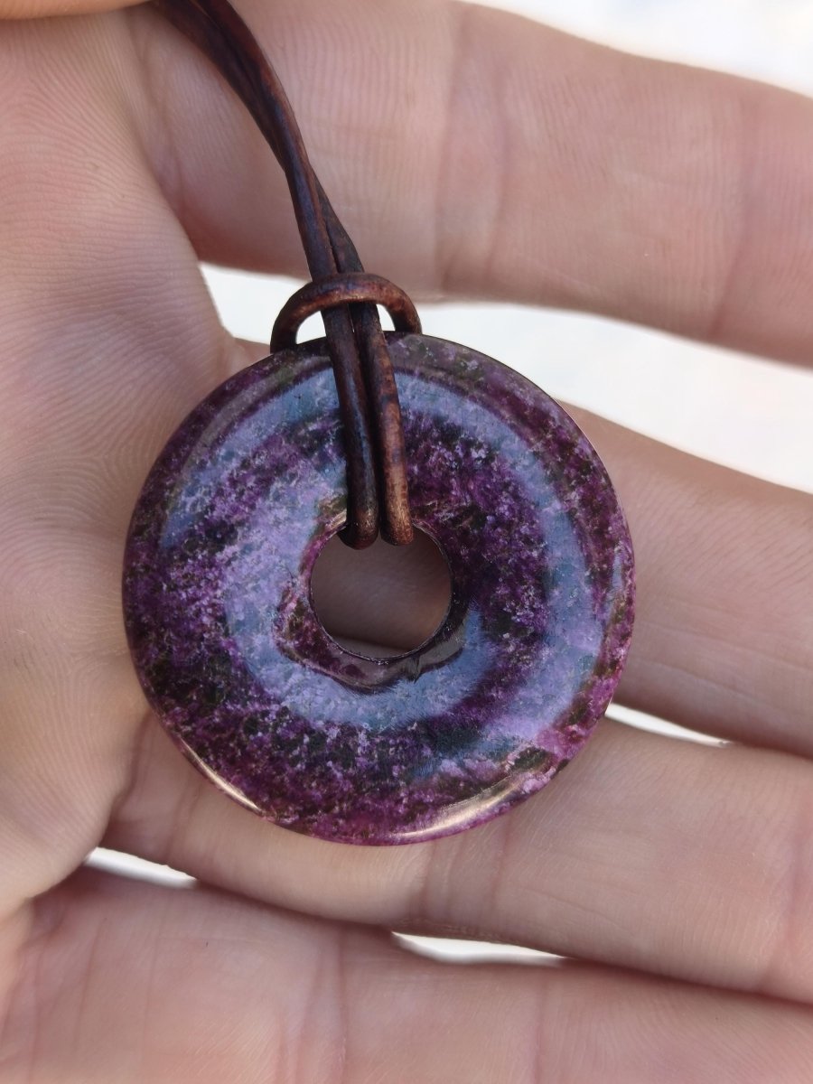 Stichtit ~ Edelstein Donut Kette Pi Scheibe Schutzsymbol Lila violett HIPPIE Chakra Boho Ethno Heilstein Kleidung Festival Purpur Rarität - Art of Nature Berlin