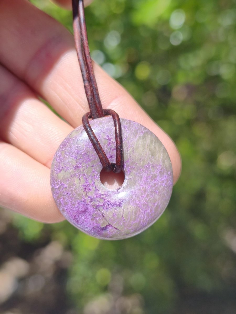 Stichtit ~ Edelstein Donut Kette Pi Scheibe Schutzsymbol Lila violett HIPPIE Chakra Boho Ethno Heilstein Kleidung Festival Purpur Rarität - Art of Nature Berlin