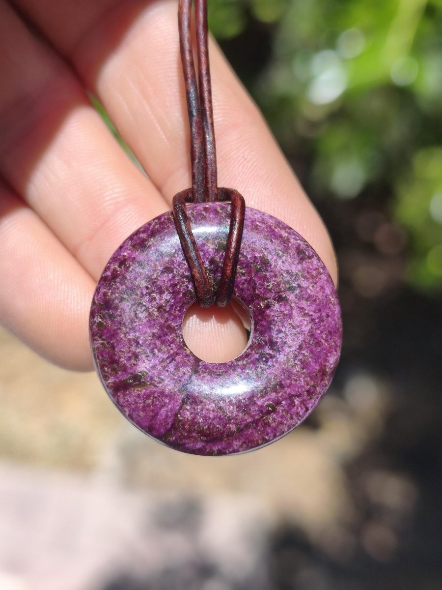 Stichtit ~ Edelstein Donut Kette Pi Scheibe Schutzsymbol Lila violett HIPPIE Chakra Boho Ethno Heilstein Kleidung Festival Purpur Rarität - Art of Nature Berlin