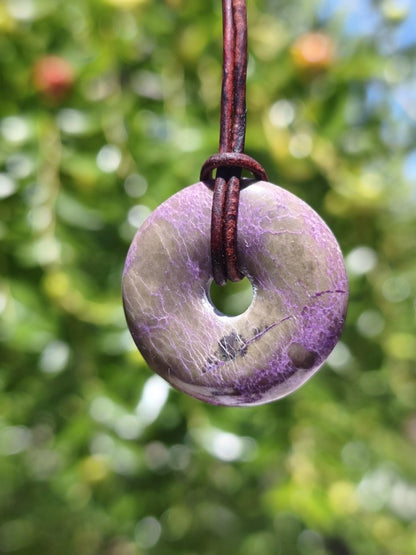 Stichtit ~ Edelstein Donut Kette Pi Scheibe Schutzsymbol Lila violett HIPPIE Chakra Boho Ethno Heilstein Kleidung Festival Purpur Rarität - Art of Nature Berlin