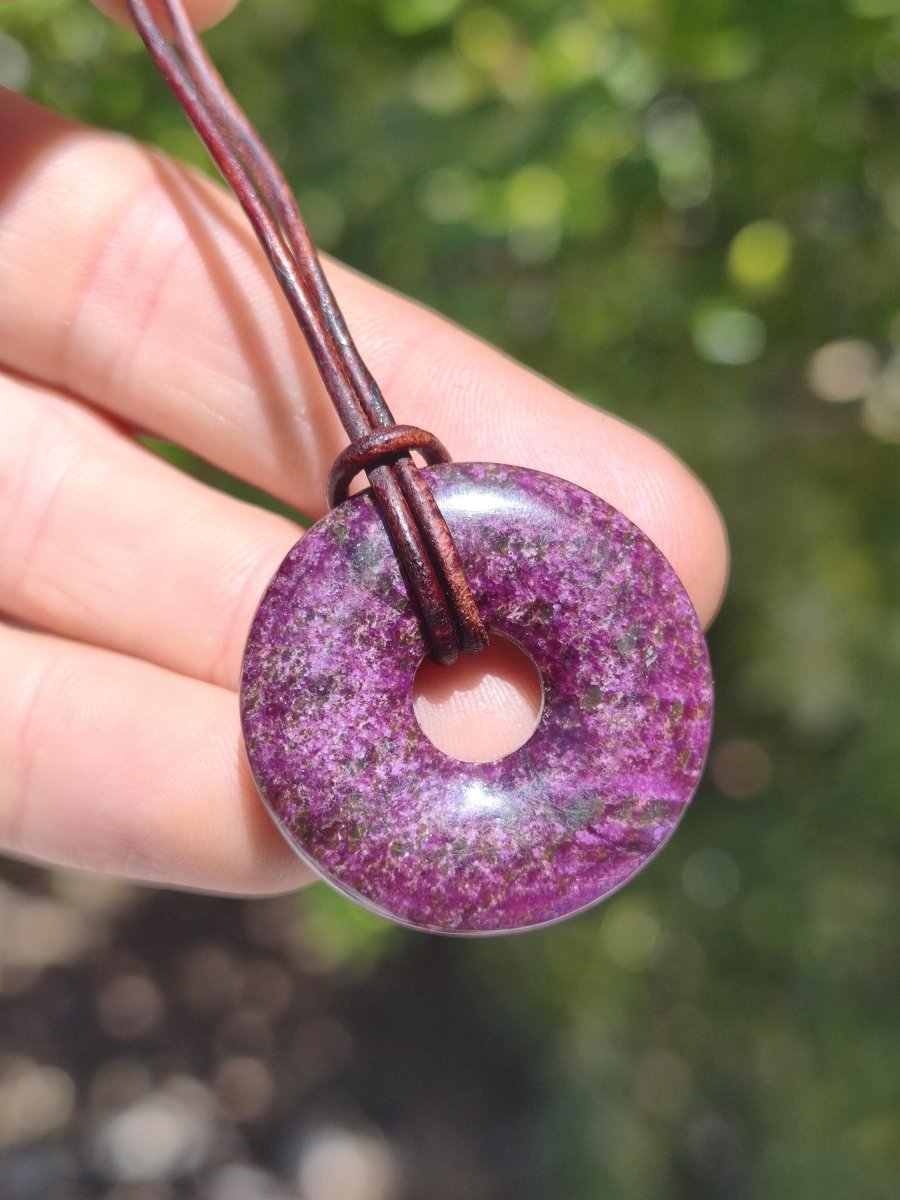 Stichtit ~ Edelstein Donut Kette Pi Scheibe Schutzsymbol Lila violett HIPPIE Chakra Boho Ethno Heilstein Kleidung Festival Purpur Rarität - Art of Nature Berlin