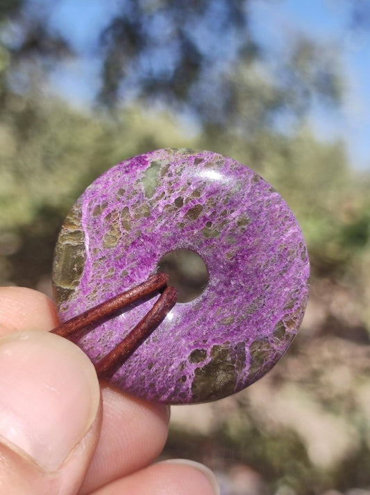 Stichtit ~ Edelstein Donut Kette Pi Scheibe Schutzsymbol Lila violett HIPPIE Chakra Boho Ethno Heilstein Kleidung Festival Purpur Rarität - Art of Nature Berlin