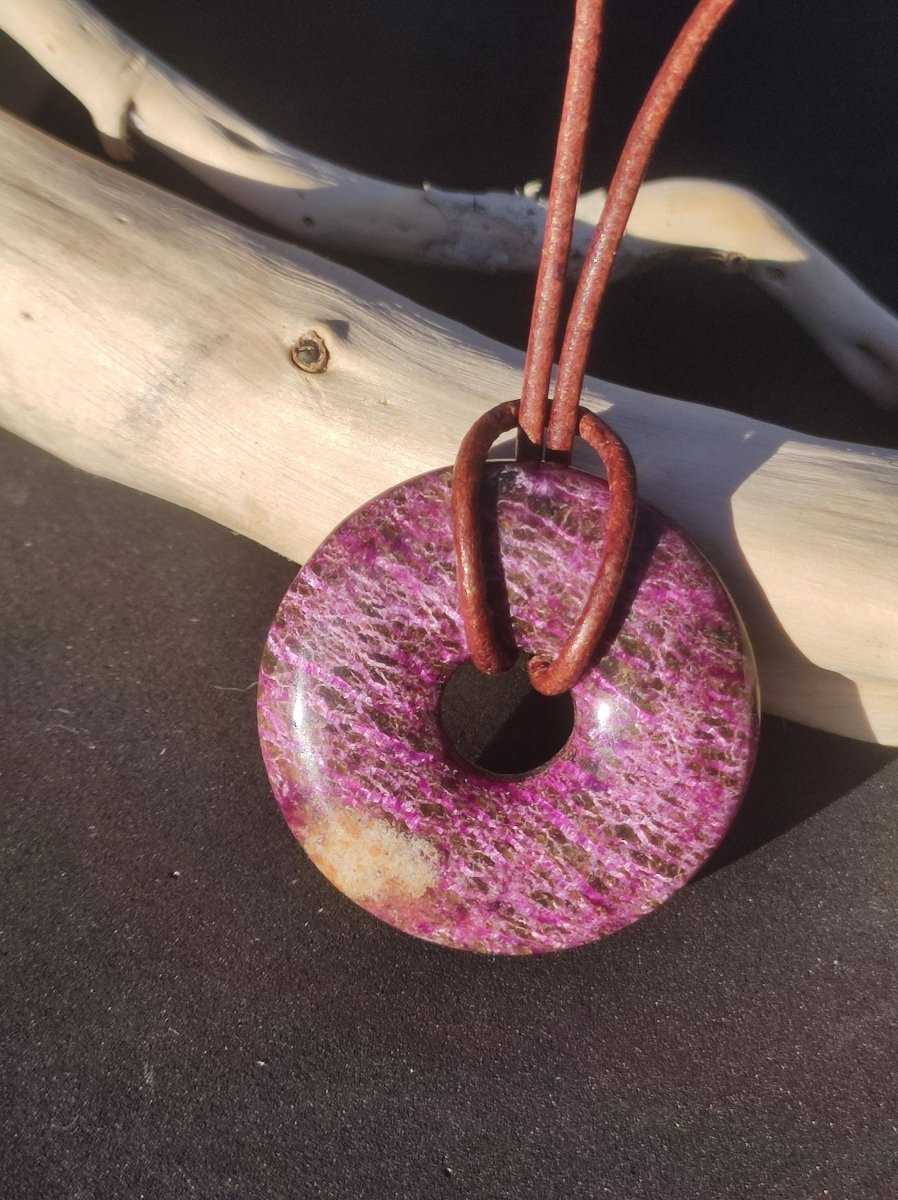 Stichtit ~ Edelstein Donut Kette Pi Scheibe Schutzsymbol Lila violett HIPPIE Chakra Boho Ethno Heilstein Kleidung Festival Purpur Rarität - Art of Nature Berlin
