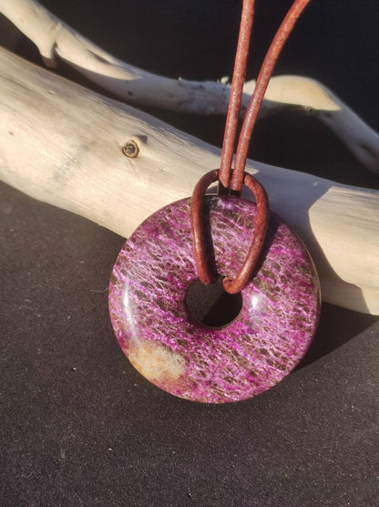 Stichtit ~ Edelstein Donut Kette Pi Scheibe Schutzsymbol Lila violett HIPPIE Chakra Boho Ethno Heilstein Kleidung Festival Purpur Rarität - Art of Nature Berlin